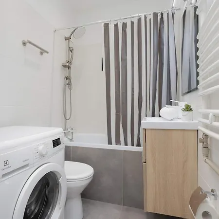 Apartamento Spacious For 6 Guests With A Bathtub In By Renters